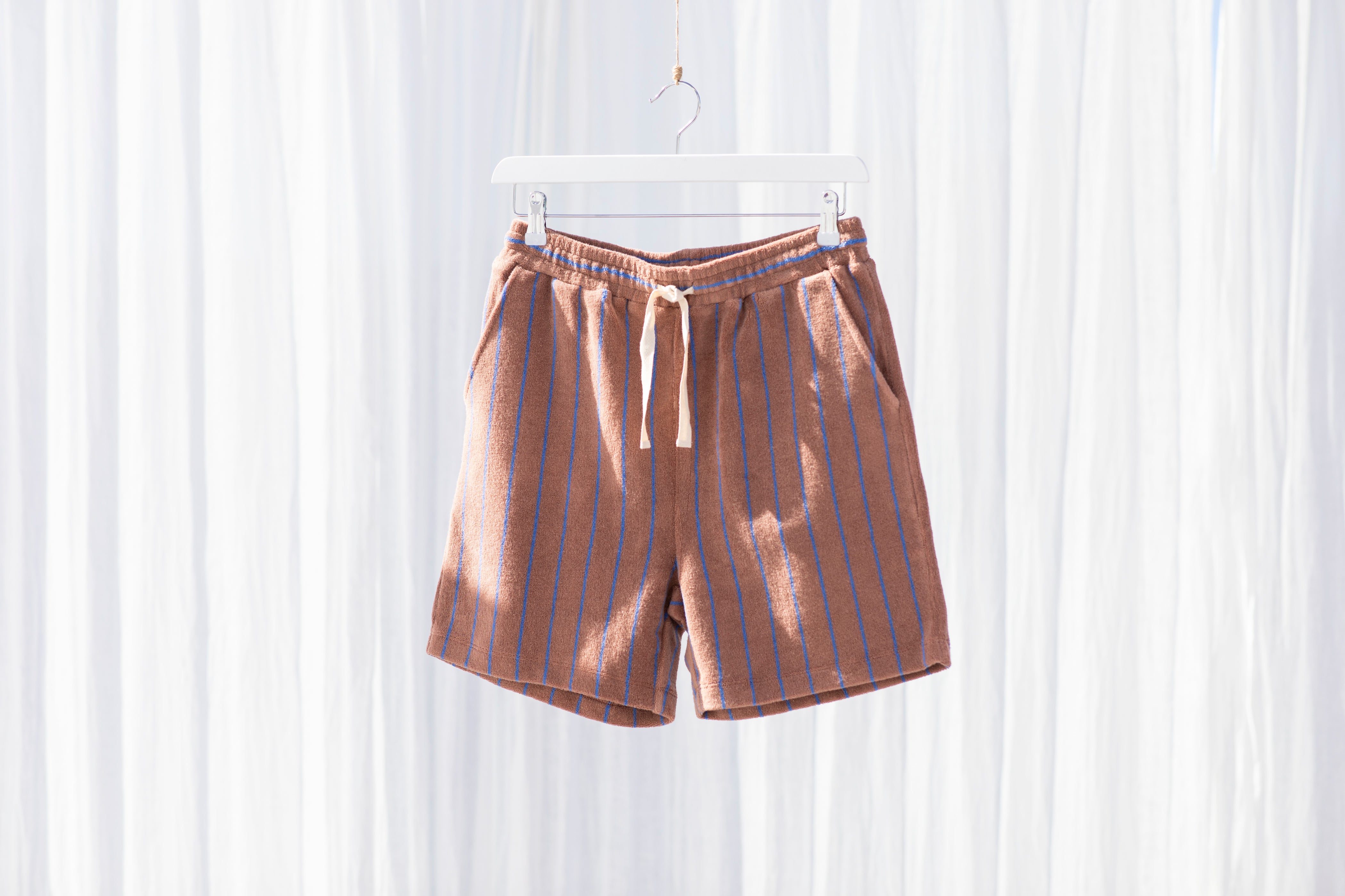 Naram Shorts, camel & ultramarine